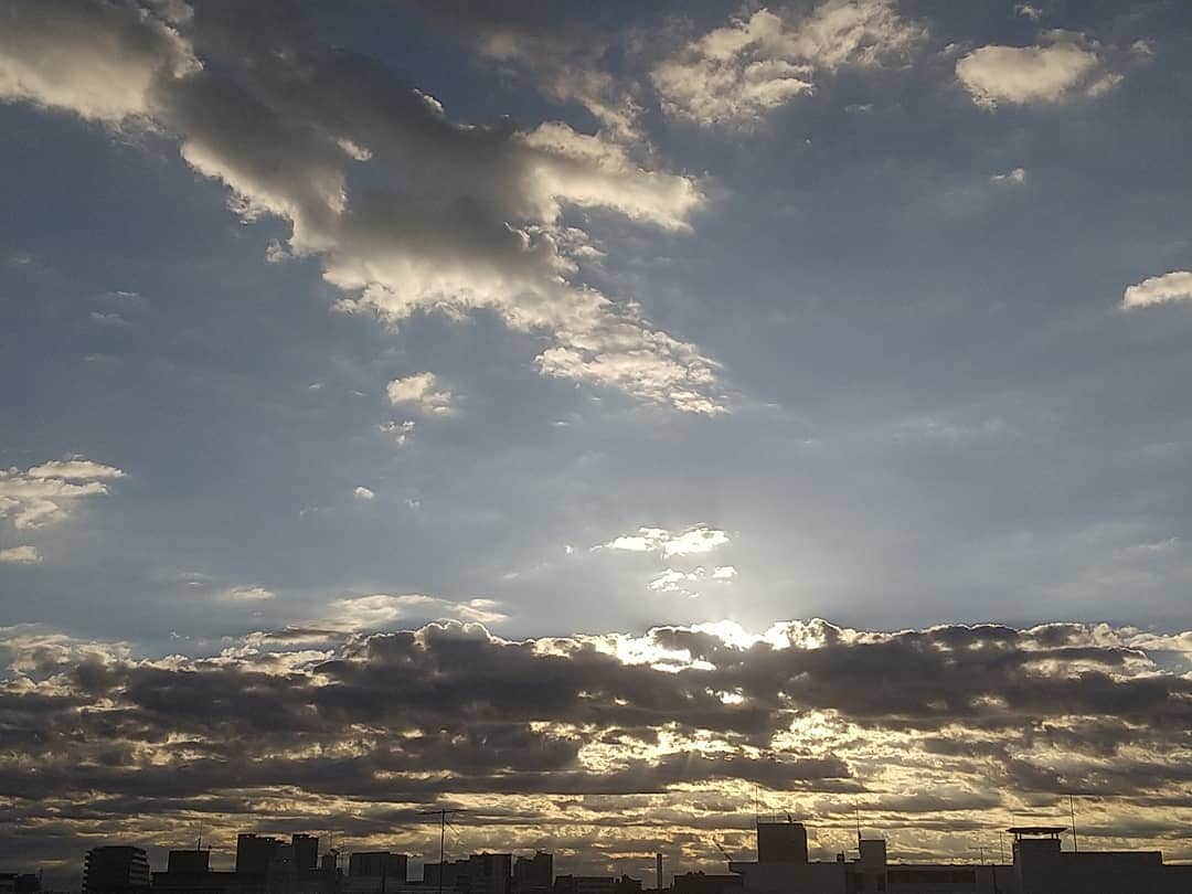 春山恵理さんのインスタグラム写真 - (春山恵理Instagram)「東京はおよそ２ヶ月ぶりの晴れの週末。 皆さんも良い週末をお過ごしください♡ 私は息子とアカチャンホンポ&公園に行ってきます👋😃  #あさそら  #空が好きな人と繋がりたい  #空がきれい  #雲が好きな人と繋がりたい  #雲が好き #秋晴れ #週末 #自宅からの景色  #スマホ撮影」10月24日 8時56分 - haruyamaeri