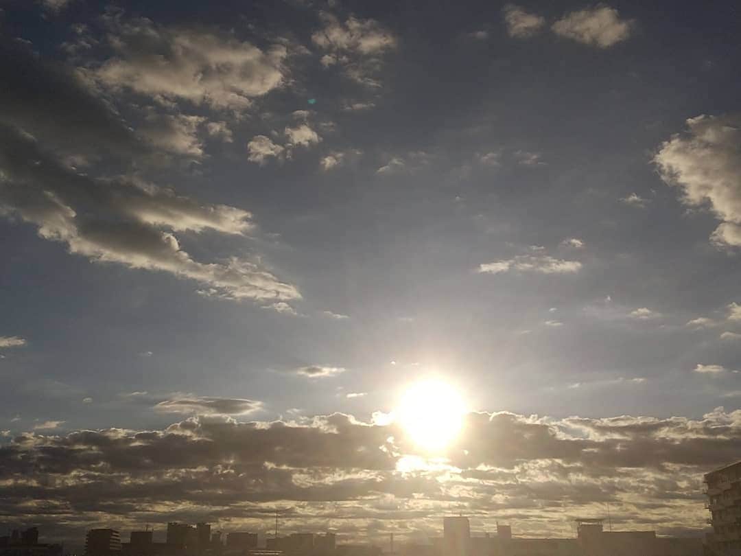 春山恵理さんのインスタグラム写真 - (春山恵理Instagram)「東京はおよそ２ヶ月ぶりの晴れの週末。 皆さんも良い週末をお過ごしください♡ 私は息子とアカチャンホンポ&公園に行ってきます👋😃  #あさそら  #空が好きな人と繋がりたい  #空がきれい  #雲が好きな人と繋がりたい  #雲が好き #秋晴れ #週末 #自宅からの景色  #スマホ撮影」10月24日 8時56分 - haruyamaeri