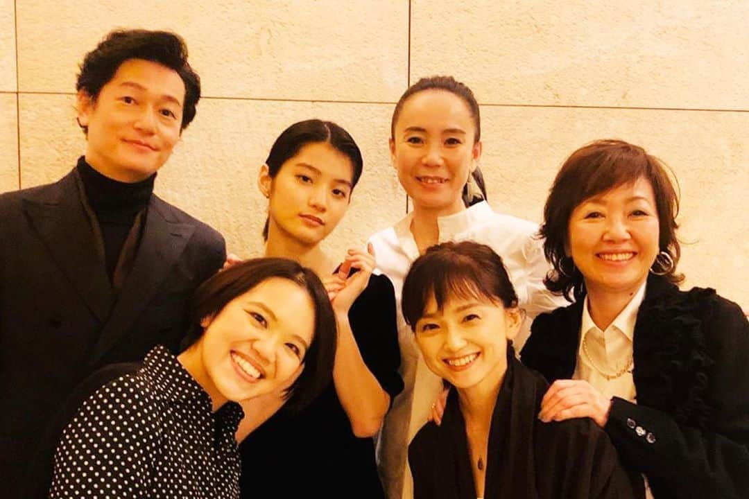 井浦新さんのインスタグラム写真 - (井浦新Instagram)「映画【朝が来る】 公開初日舞台挨拶がありました 全国の映画館にこの作品を観に来て下さった皆さん ありがとうございます 上映後に湧き上がったスタンディングオベーションに こちらも心がふるえました ありがとうございました！ 河瀬組が一丸となって命を注いだ作品 どうぞエンドロールの最後の最後まで席を立たずに堪能して下さい 観て下さった方々に希望がうまれてくるような作品になれたなら幸いです  #朝が来る #河瀬直美 監督 #辻村深月 さん #永作博美 さん #蒔田彩珠 さん #浅田美代子 さん #井浦新 #河瀬組」10月24日 8時57分 - el_arata_nest