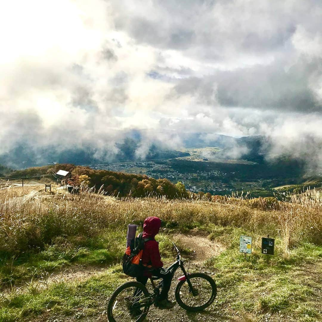 白馬岩岳スノーフィールドさんのインスタグラム写真 - (白馬岩岳スノーフィールドInstagram)「10/24 おはようございます。  本日は岩岳感謝祭となります❗️  このイベントの開催に伴い、スキルアップエリアは終日クローズとなります。 同じくカミカゼの下部セクション、タローが10:45-15:00の間でクローズとなり、カミカゼの一部セクションを利用しての計測会、スキルアップエリアにて展示試乗会、マグロの振る舞いを行います！  https://fb.me/e/61r362CR0  ご参加の程、お待ちしております！  詳しくは https://iwatake-mountain-resort.com/green  岩岳MTBパークオープン状況 天気: ☁️  スキルアップエリア (初級者) クローズ コンディション: ウェット  岩岳の森クロスカントリー(中級者) オープン コンディション: ウェット & マッド  マウンテンサイクリングコース(初級) オープン コンディション: ウェット  アルプスDH(初級～中級) オープン コンディション: ウェット  カミカゼDH(上級) オープン コンディション: ウェット 7番から10番までクローズ  Iwatake MTB Park Condition & Status Weather: ☁️  Skill-up Area (Beginner) Close CONDITION: Wet  Iwatake Forest Cross-country (Intermediate) Open CONDITION: Wet & Muddy  Mountain Cycling Course (Beginner) Open CONDITION: Wet  Alps DH (Beginner-Intermediate) Open CONDITION: Wet  Kamikaze DH (Expert) Open CONDITION: Wet Closed section from No.7 to No.10  #iwatakemtbpark」10月24日 8時53分 - hakuba_iwatake