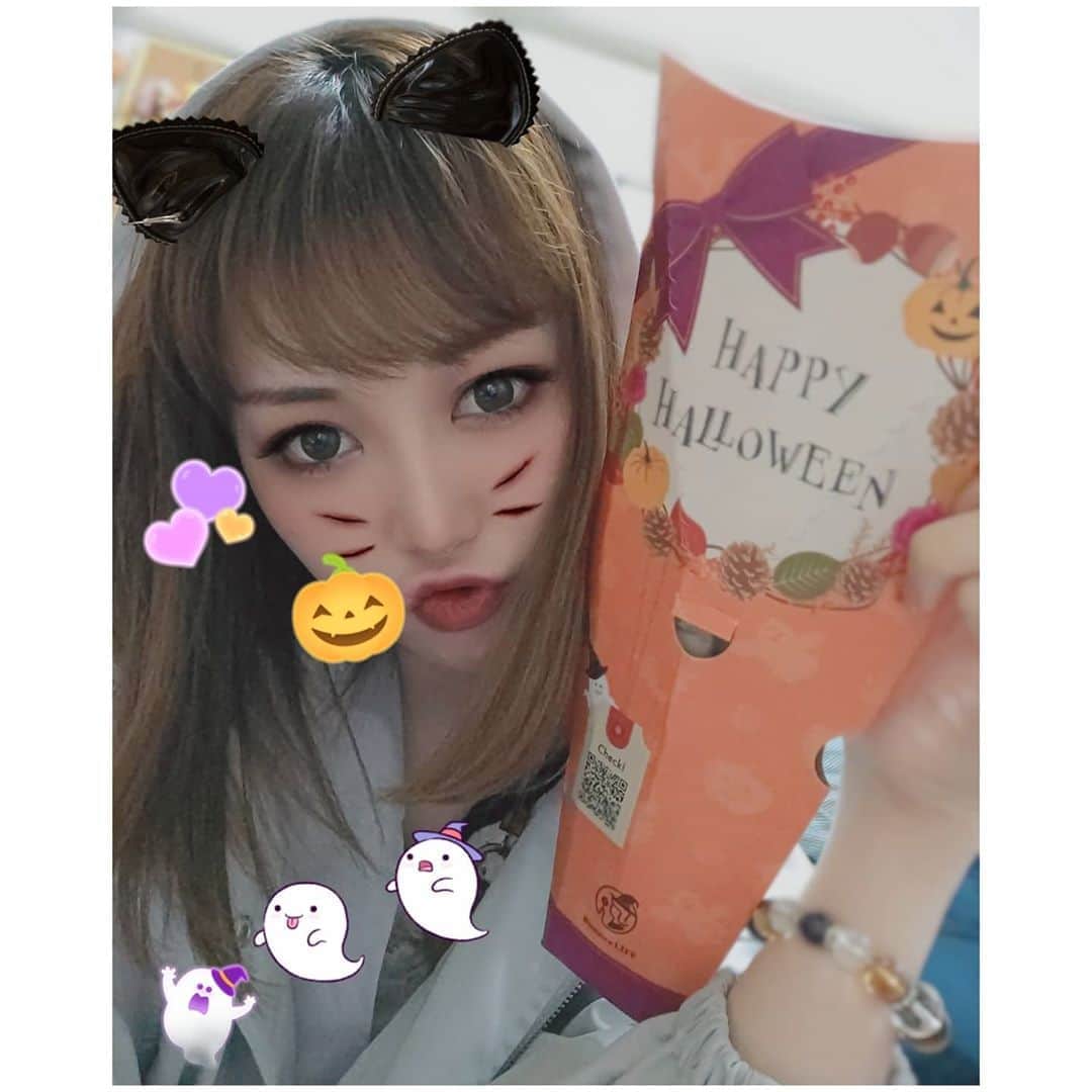 のインスタグラム：「まだまだ早めのHalloween💓🥰  お花の定期便 @bloomeelife　が 限定でハロウィンのパッケージ📦 パッケージだけでもハロウィン楽しめる😜  今年はお家で、ひっそりとHalloweenやな(° ~ ° ~) 花をどこに飾ろうか迷いちう(ʘᴗʘ✿)  お花の種類は届いてからのお楽しみ🌸 毎週ワクワクするお花の定期便⊂(・▽・⊂)  お手軽に楽しめるし、お花屋さんに毎回行かなくても ポスト投函で届けてくれるから　不在の時も安心！ 詳細はこちら @bloomeelife で見てみてね😁🌷  初回のお花お届けが無料になる ▼▼クーポンコード▼▼  ■クーポンコード：ay ■有効期限：2020年11月31日 . .  #お花 #お花のある暮らし #キャンペーン #campaign #pr #花瓶 #花瓶の花 #Flower  #ハロウィン飾り #フラワーアレンジメント #halloweenparty #花 #花のある暮らし #花束 #プレゼント #present  #presents🎁 #flowers #flowerstagram #ハロウィン #プレゼントキャンペーン #無料 #Halloween #flowerphotography #photographie #ブルーミーライフ #フラワーハロウィン」