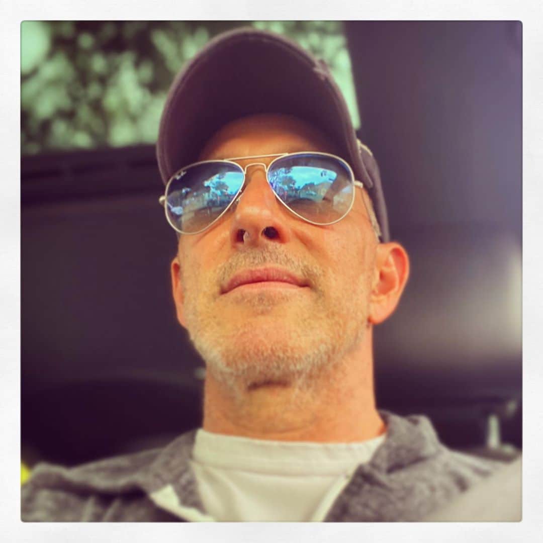 アダム・シャンクマンのインスタグラム：「Anyone else looking forward to the weekend?」