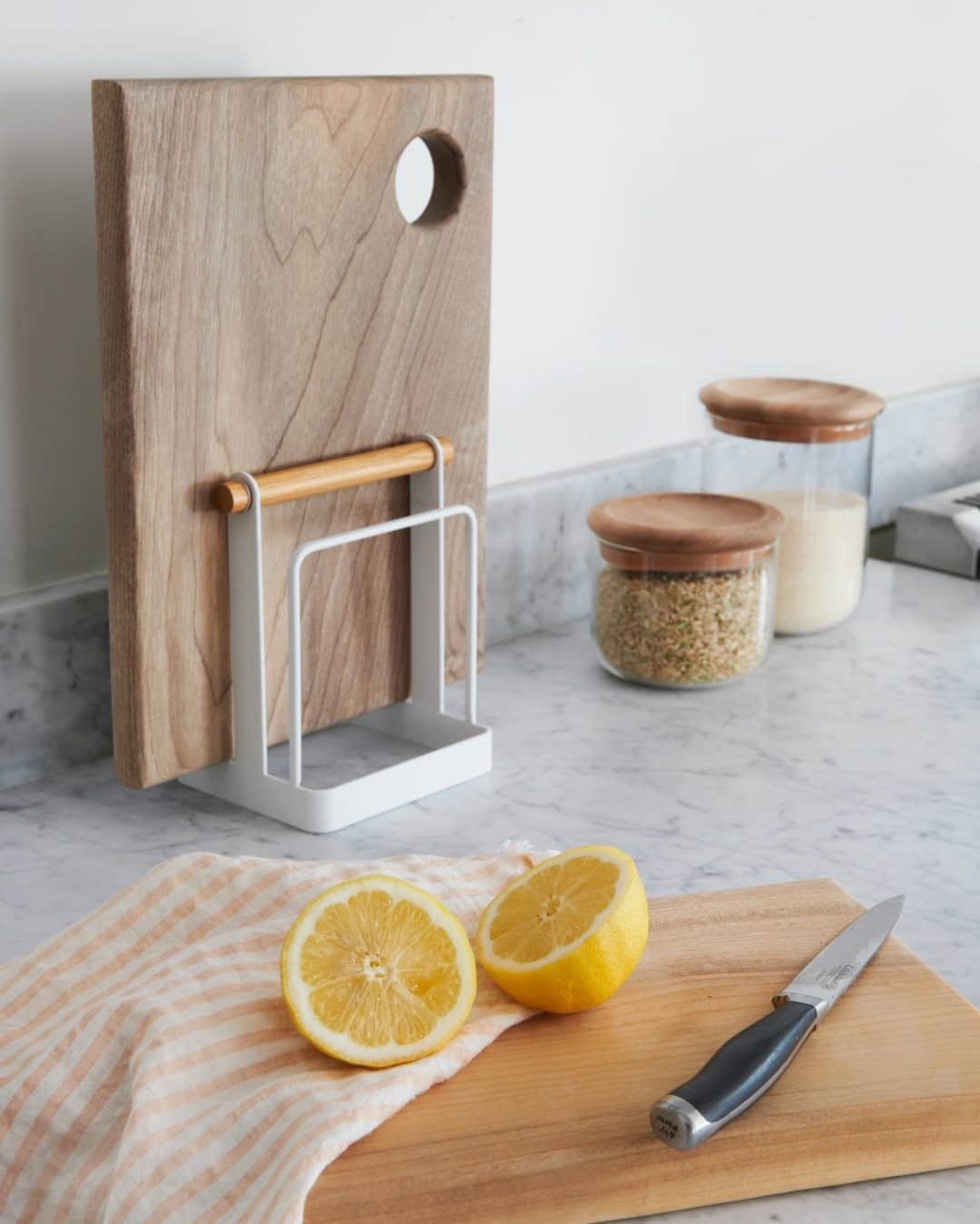 近藤麻理恵のインスタグラム：「The shop at @konmari.co has brand new cooking and kitchen tools for the gourmand and rookie chef alike! Browse our assortment using the link in my profile. 👩🏻‍🍳💋」