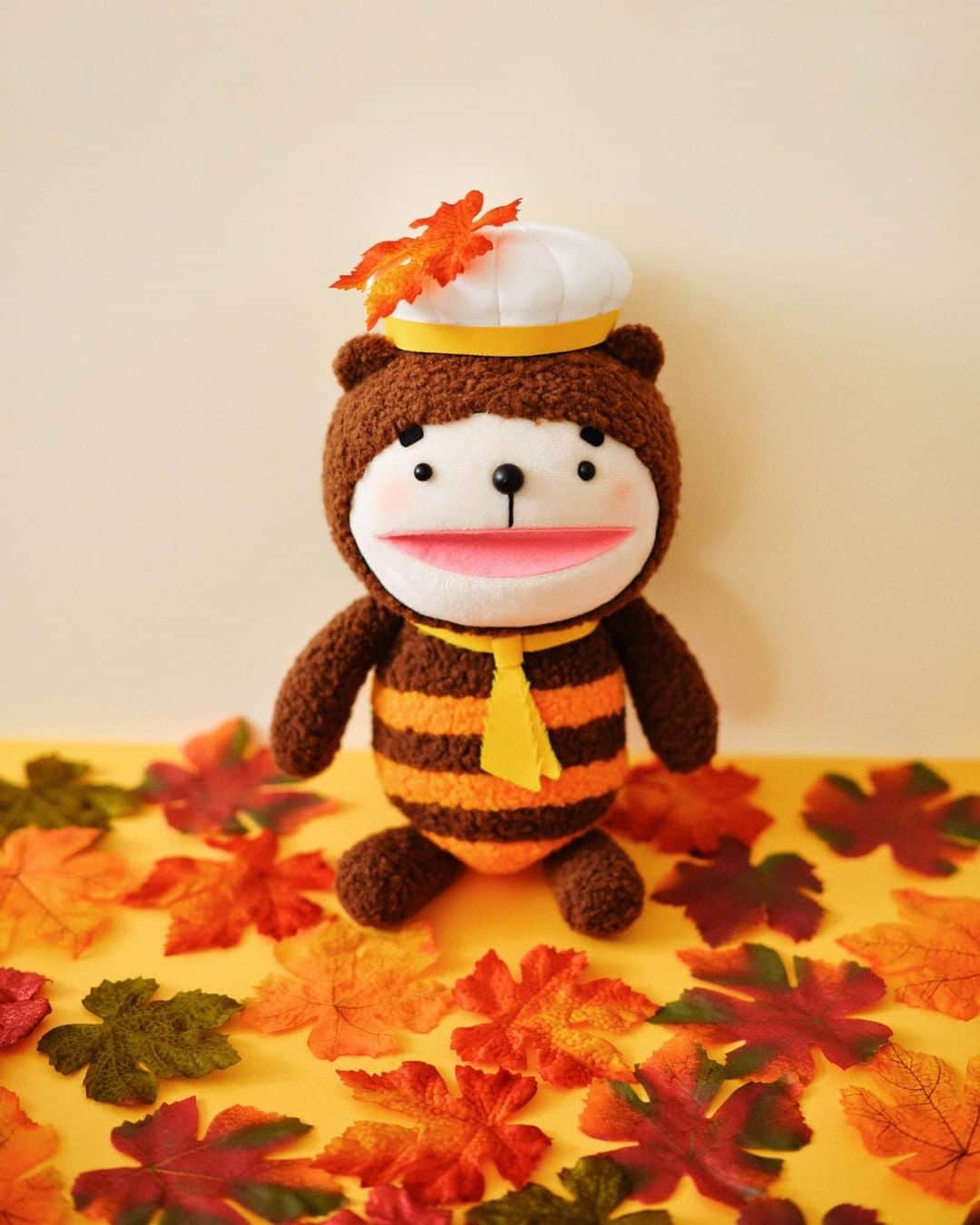 Honeyce(ハニーチェ) さんのインスタグラム写真 - (Honeyce(ハニーチェ) Instagram)「. 少しずつ秋をみつけられる気候ですね🍯 . 金木犀の香りや少しずつ色付く銀杏や紅葉✨ 秋をみつけにお散歩するのもありですね💓 . 風は冷たくなり乾燥も気になるからちゃんとハニーチェでハンドケア、ヘアケアは忘れないでくださいね💕 . ハニーチェについて質問などあれば是非コメントくださいね🐝 . #ハニーチェ #honeyce #ヘアケア #ハンドケア #ネイルケア #乾燥対策 #保湿ケア #うるツヤケア #保湿重視 #美肌 #美髪 #美容好き #プチプラコスメ #プチプラブランド #シャンプーマニア #洗い流さないヘアトリートメント #洗い流すトリートメント #オイル好き #プチプラ美容 #お家美容 #映えコスメ #潤いチャージ #ヘアケア方法 #優秀アイテム #うるツヤ髪 #おすすめシャンプー #美髪トリートメント #お風呂時間 #リピート商品 #潤いケア」10月24日 9時00分 - honeyce8