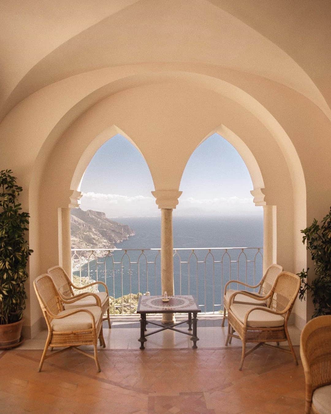 TULAROSAのインスタグラム：「here for the views 😍」