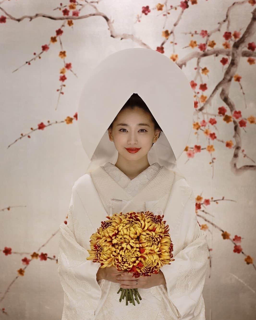 萬屋本店さんのインスタグラム写真 - (萬屋本店Instagram)「白無垢に合わせた洋菊のブーケ 清楚な印象の白無垢姿に合わせることで女性の強さや気品を表現します」10月24日 9時07分 - kamakura.yorozuya