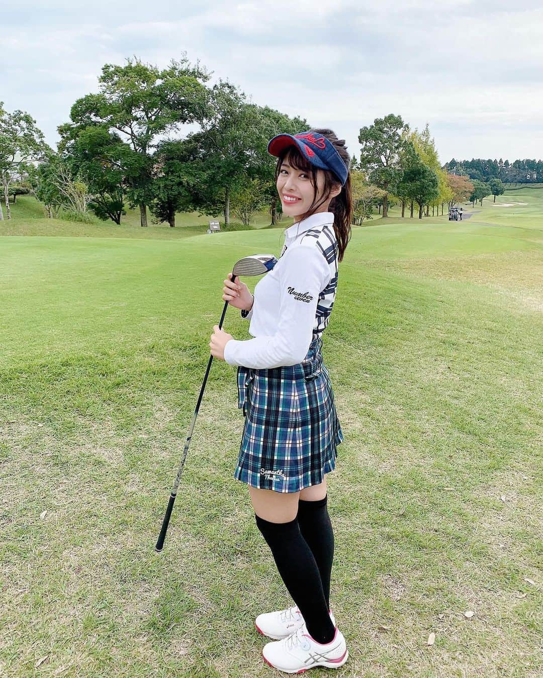 石倉侑芽さんのインスタグラム写真 - (石倉侑芽Instagram)「約4ヶ月ぶりのゴルフ⛳️💗  最近寒かったのに 暑いくらいぽかぽかな日で とっても気持ちよかった☺️❣️  ウェアは安定の @samantha_golf ⛳️  スコアは前回より１打だけ減って113🔴 パー２回出せたの嬉しい🥺💗  行くまでは腰がおもーいけど 行ったらやっぱめちゃめちゃ楽しい🥰  寒くならないうちにいっぱい行きたいなー😇  #ゴルフ#ゴルフ女子#ゴルフコーデ#ゴルフウェア#ゴルフ初心者」10月24日 9時17分 - yume8115