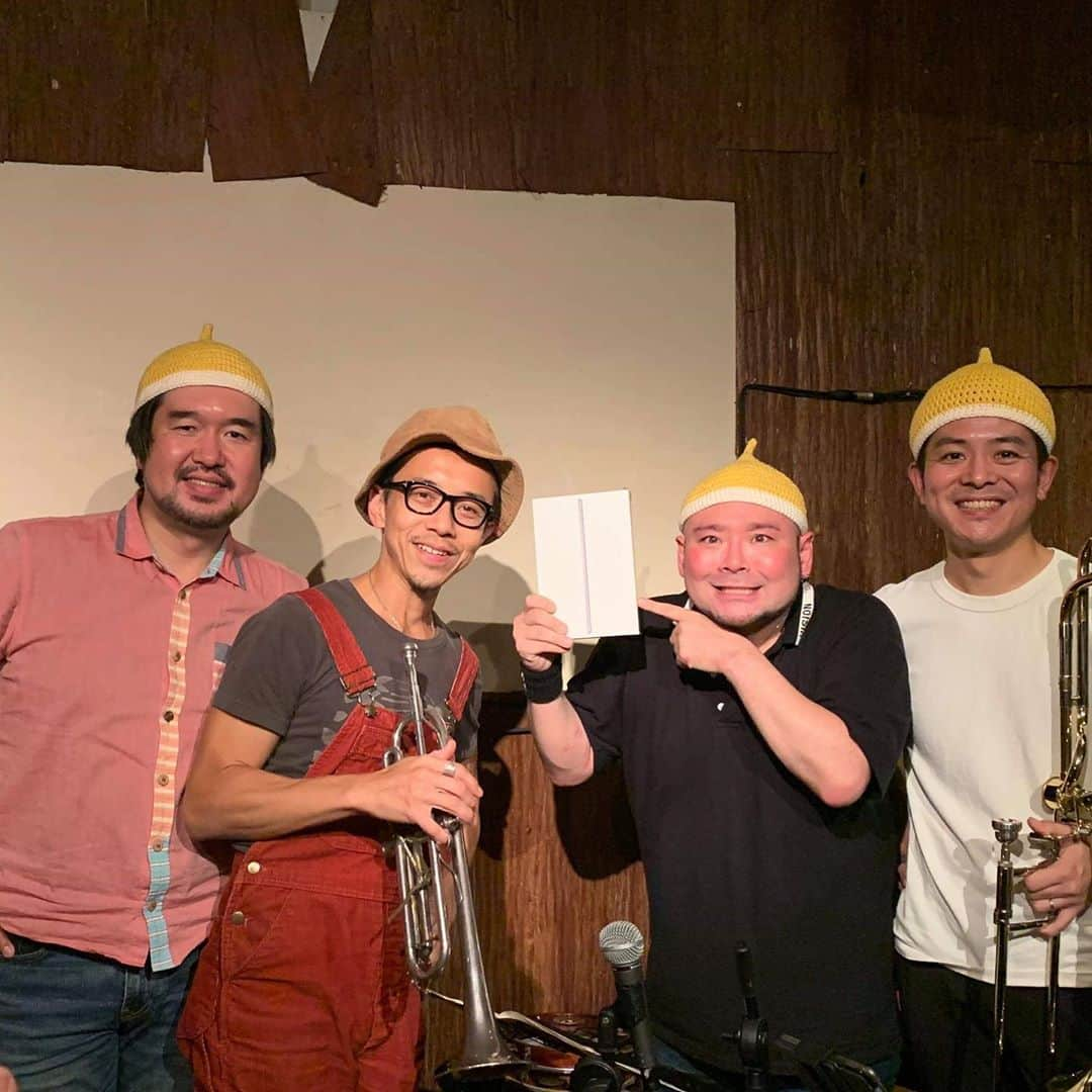 KOOさんのインスタグラム写真 - (KOOInstagram)「約一年まえの写真でこんにちは。choro'n'pow本日、ライブです。恒例企画、とってんたんとの紅白戦。  ライブ配信もあります！  ◾️2020年10月24日土曜日 【とってんたんvsChoro'n'POW! 第三回 秋の大運動会】 出演:とってんたん　Choro'n'POW! charge:¥3.500 open 18:00 start 19:00 会場:空飛ぶこぶたや 東京都世田谷区北沢2-19-17沢田屋ビルB1 TEL:03-6751-0303  配信先：YouTube空飛ぶこぶたやチャンネル https://www.youtube.com/channel/UC1cPfA360TpIoJPhwuwadAA （チャンネル登録していただくと、配信開始時にお知らせが届きます。）  投げ銭はこちら： https://passmarket.yahoo.co.jp/event/show/detail/01fpmg119kjy2.html （パスマーケット　空飛ぶこぶたやで検索）  よろしくお願いします。ご予約・お問い合わせコチラから↓ https://choronpow.wixsite.com/website/blank-1/2020-10-24-do-tottentanvschoronpow-daisankai-akinodaiundokai-soratobukobutaya-10meigentei」10月24日 9時18分 - koojazz