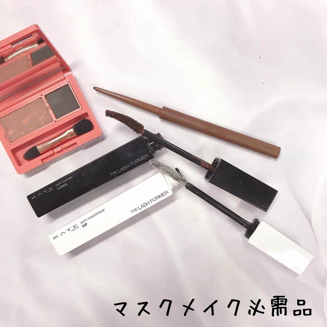 のインスタグラム：「＜愛用中の目元メイクコスメ＞ マスクメイクにおすすめの目元を強調しすぎないシリーズです。 . マスカラ下地：ケイト　ラッシュマキシマイザーHP マスカラ：ケイト　ラッシュフォーマー（ロング）ブラウン 下地がWPでかなりしっかり上がります。そのため、その上からお湯落ちをつけてもしっかりキープできます。 マスクをすると目元が強調されるので、最近、ブラウン系にハマっています。 . アイライナー：エテュセ　アイエディション　ジェルライナー06 ダークブラウンで黒より柔らかな目元になります。極細のジェルライナーで落ちにくいのもいいですね。 . アイブロウ：オンリーミネラル　ミネラルスキャンブロウ　01　フェイク これが今、マイブーム。赤みがほんのりでてパウダーで仕上げるので眉もやわらかになります。 マスクメイクの眉は柔らかに仕上げるのがポイントなのでとっても愛用しています。 . #マスクメイク#ケイト#エテュセ#オンリーミネラル#マスカラ下地#マスカラ#アイブロウ#プチプラ#プチプラコスメ#ミネラルコスメ#ナチュラルコスメ#ジェルライナー#ブラウン系メイク#ナチュラルメイク#マスクメイクテクニック#マスクメイクアップ #眉毛メイク #眉毛の書き方」