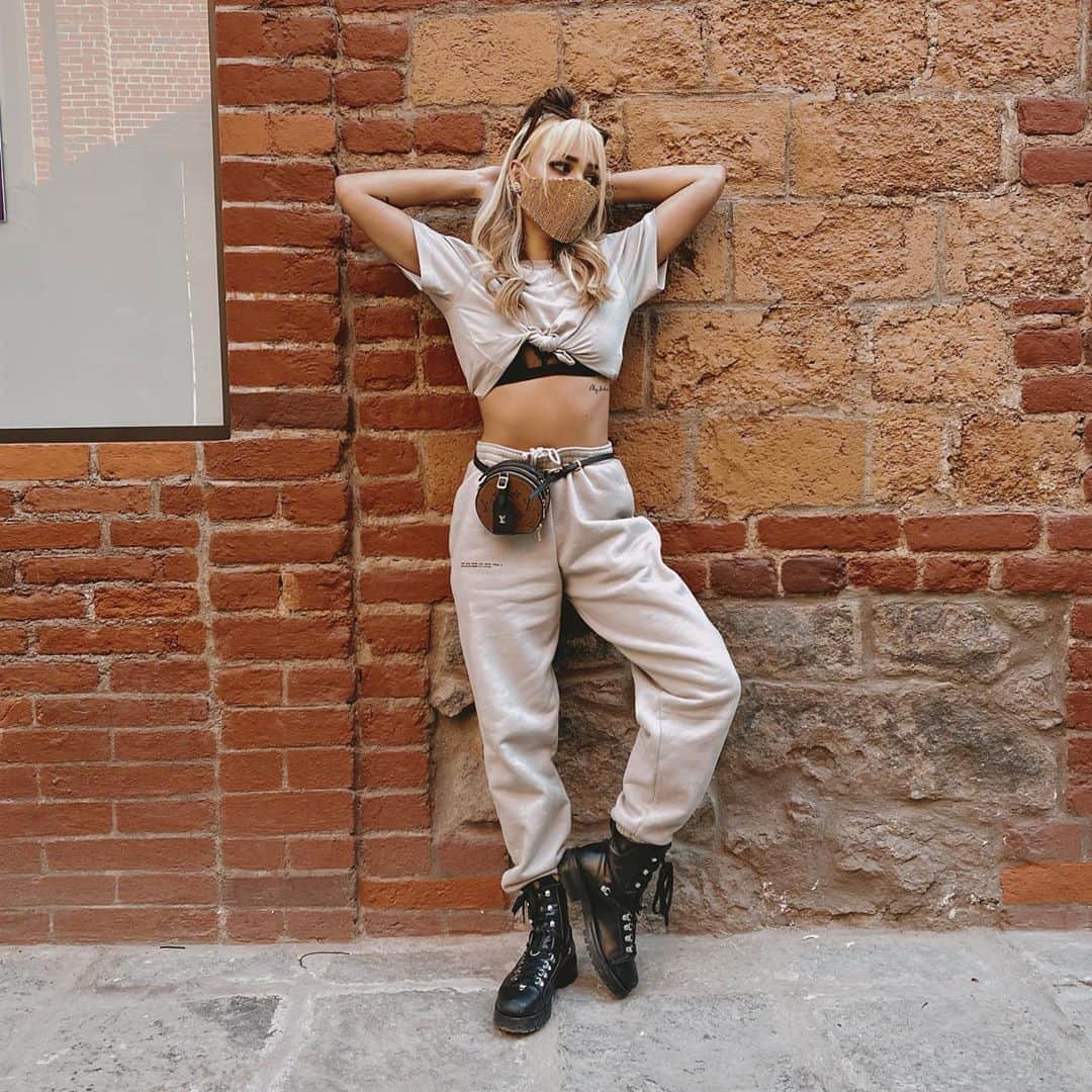 Danna Paolaのインスタグラム：「Autumn killed the summer with the softest kiss...」