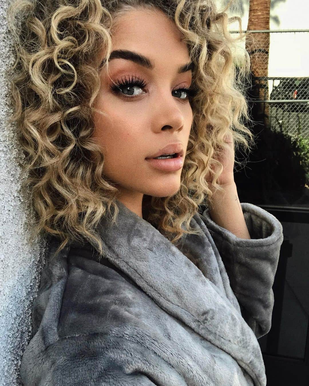 ジャスミン・サンダースのインスタグラム：「We all know someone who speaks fluent shit.」