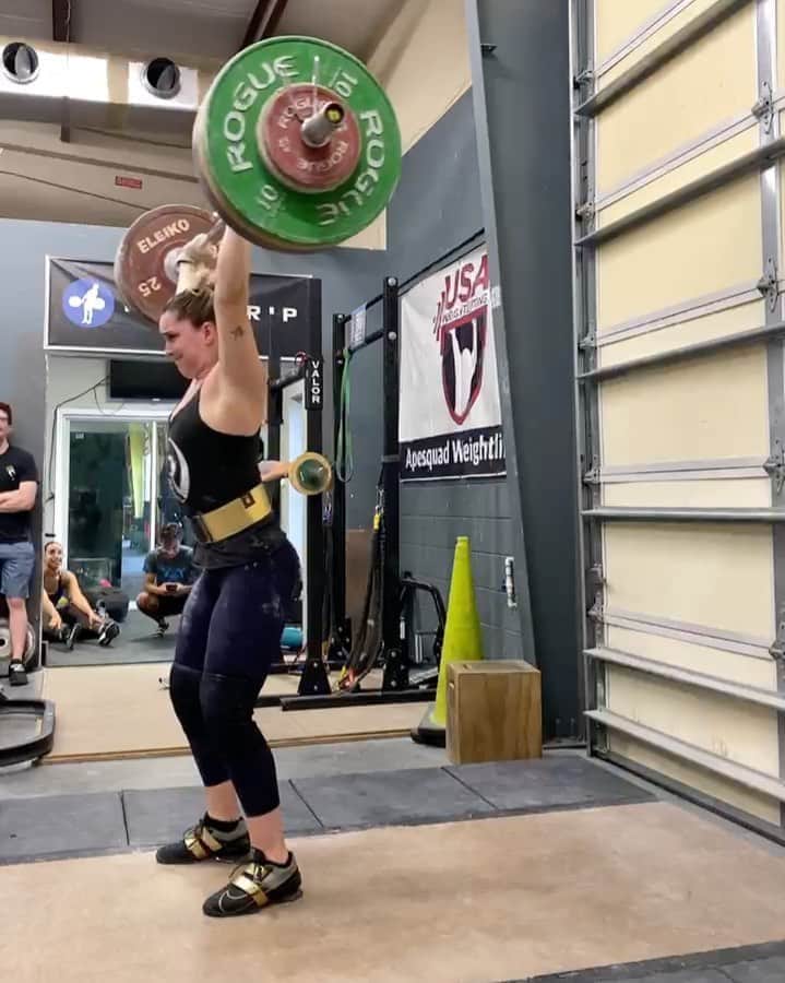 マッティ・ロジャーズのインスタグラム：「Potentially my hardest week/2 weeks mentally of the entire year. Sometimes you think you’re handling everything decently then one liiiiiittttle thing pushes you over the edge. Life outside of training has been kicking my ass if I’m being HONEST. Everybody handles that differently, whether it’s pretending you feel fine, finding other motivations, “fake it till you make it”, WHATEVER. I prefer to be honest with myself & say welp, this is what we got today & I’m going to get what I can out of myself. Sometimes that’s the workout as written, sometimes it’s more, sometimes it’s an absolute shit show & I have to stop and go home. You have to find what works best for you & just work through until things eventually take that turn for the better like they always do. Things can get really dark & really hard, but that also means better things are inevitable if you can just stick it out. Reminder to check on your friends, be nice to people, try and get some sleeps, don’t forget to eat & never feel embarrassed, ashamed or alone in your dark times.」