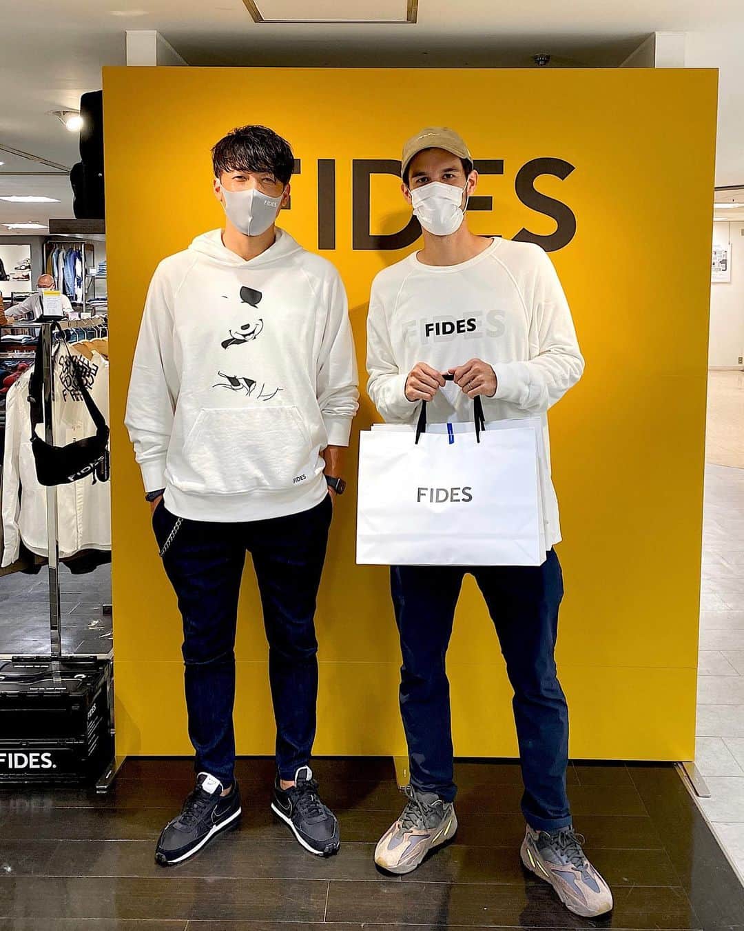小林久晃のインスタグラム：「おはようございます。 今日の名古屋は少し肌寒い朝です。 昨日も名古屋、福岡にてご来店いただきありがとうございました。 写真は先日来てくれたアーリアです。忙しい合間を縫って顔を出してくれました。大怪我から復帰して、試合に出るために日々良い準備を続けています。あとはチャンスをもらった時に活かせるか、そういうのも楽しみに変えて頑張って欲しいな。またピッチで活躍する姿を楽しみにしてるよ！ #長谷川アーリアジャスール  #顔は濃いけど中身は爽やか #まだまだこれから #いつもありがとう #friends #thanks #fides」