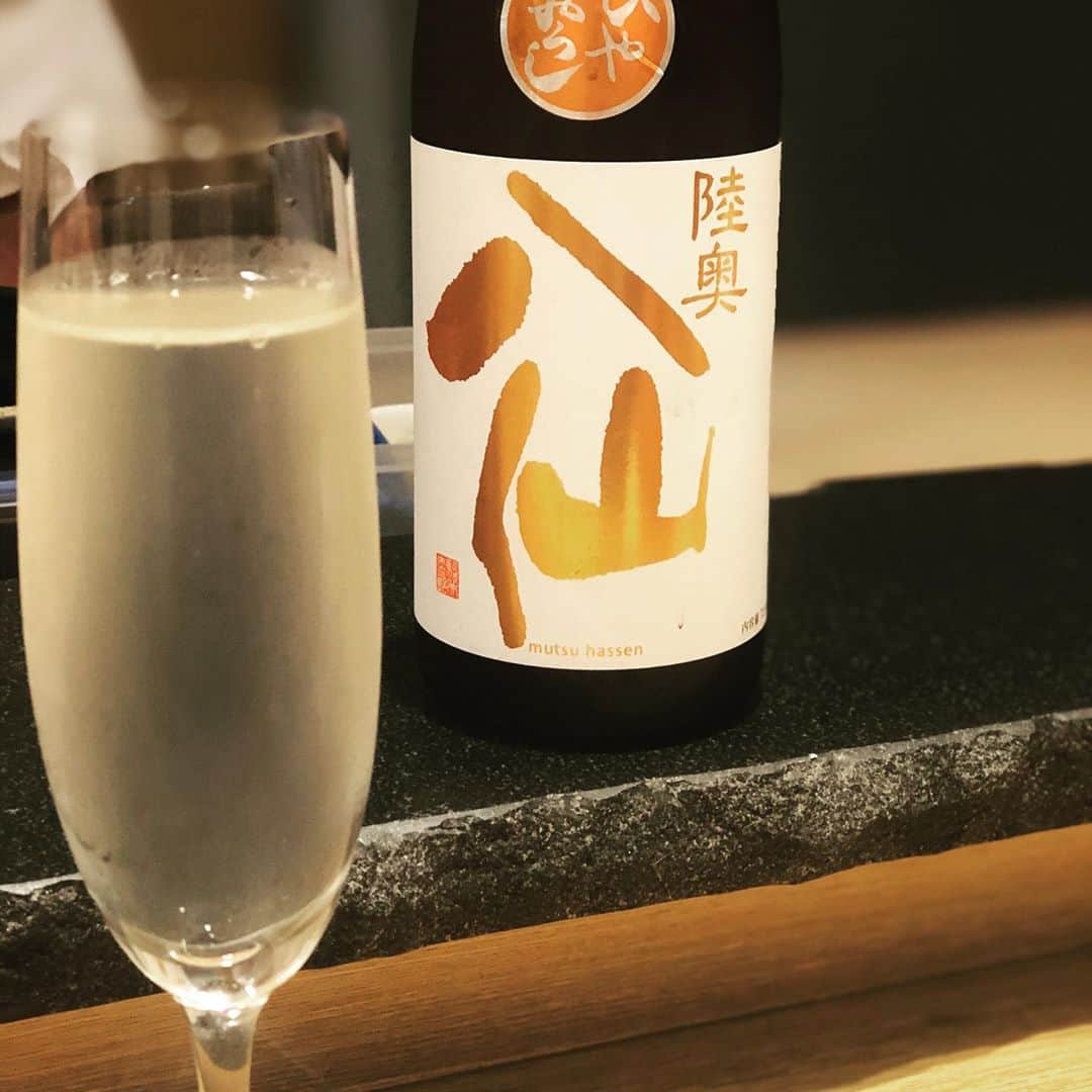 三浦瑠麗さんのインスタグラム写真 - (三浦瑠麗Instagram)「いつもの鮨屋で白子の天ぷらをいただく。サバの土佐作り、カワハギの肝醤油、娘はしめにネギトロ細巻。」10月24日 9時31分 - lullymiura