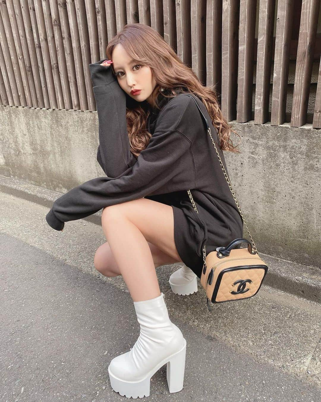 SHIHOさんのインスタグラム写真 - (SHIHOInstagram)「. . new shoes🤍🤍 . (( @lira24official )) . . お初の白の厚底ブーツ💓💓 一目惚れしちゃったよ〜☺︎ . こんなに厚底なのに歩きやすくて 最近愛用しまくってます👍❤️ . .」10月24日 9時33分 - cham_pipi