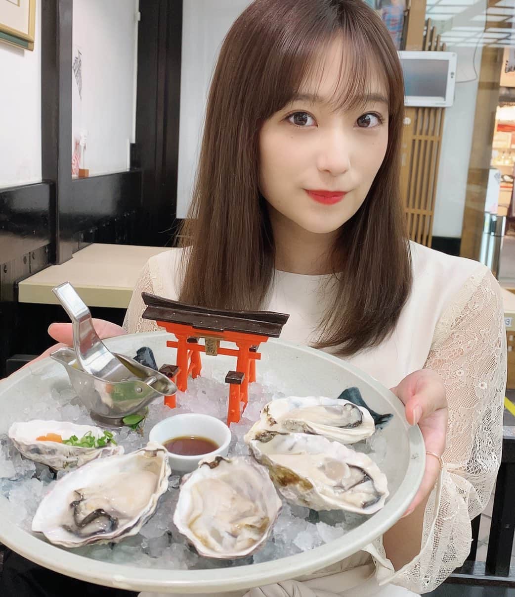 ミクのインスタグラム：「. . ぷるりんぷるりん♪ .  美味しかった😋 .  #宮島　#広島　#生牡蠣　#焼がきのはやし #宮島観光 #厳島神社　#japanesefood #foodporn #powershot #goodmorning #hiroshima #instagood #petrel_jp」