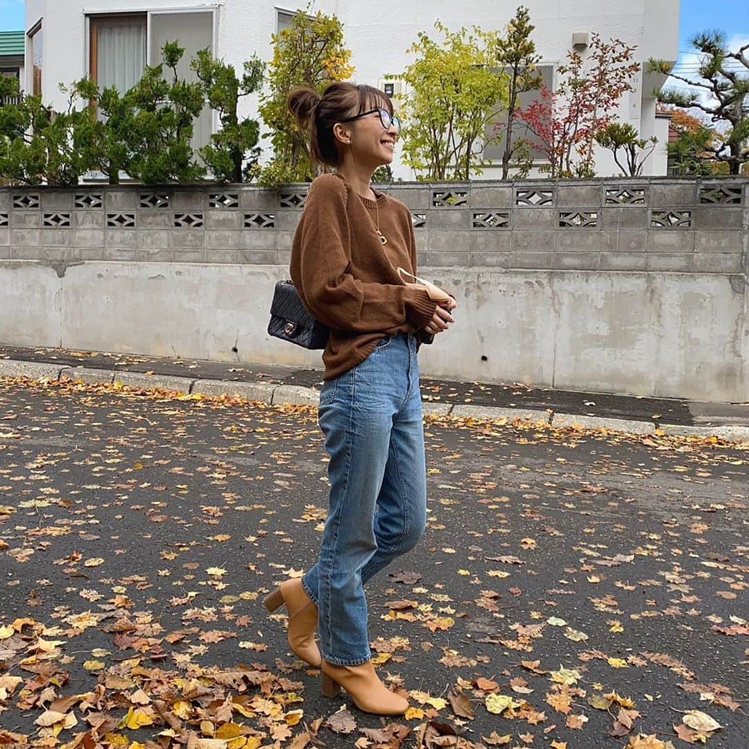rats1316のインスタグラム：「・ 🍂🍁🍂 ・ ・ ・ ニット　@uniqlo_jp  デニム　@gu_for_all_  バッグ　@chanelofficial  ブーツ　@gu_global  ・ ・ ・  #ママ#ママコーデ#ママファッション#code #ootd#outfit#mamagirl#北海道ママ#札幌ママ#三児の母#お洒落さんと繋がりたい#プチプラコーデ#今日のコーデ#ママライフ#ロカリ#スナップミー#mineby3mootd#ponte_fashion#4yuuu#きょコ#今日の服#大人カジュアル#主婦#男の子ママ #ビュースタグラマー」