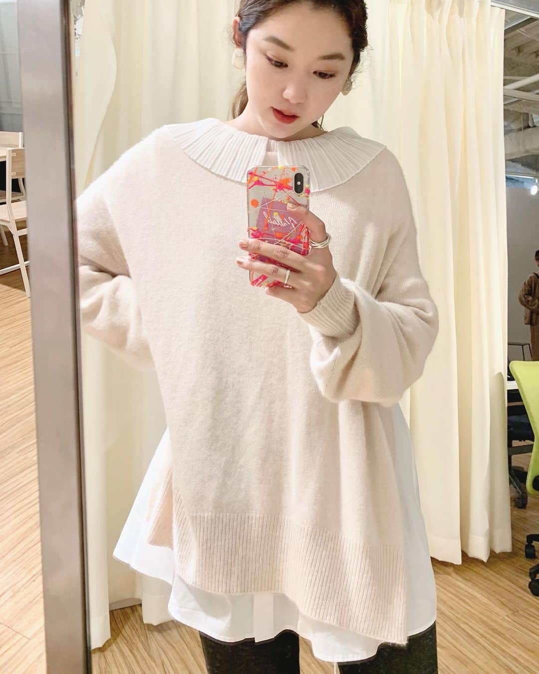 mina hinokuchiのインスタグラム：「. とっても気分なブラウスと♡ . ニットと重ねて衿を出しても可愛い！ 今はブラックデニムにインして 春はブルーのデニムと合わせて、アウトして合わせたいな〜👖 近日入荷予定です🔍 . . #whoswhochico #salonbychico #フーズフーチコ　#デニム　#ブラウス　#着回しコーデ」