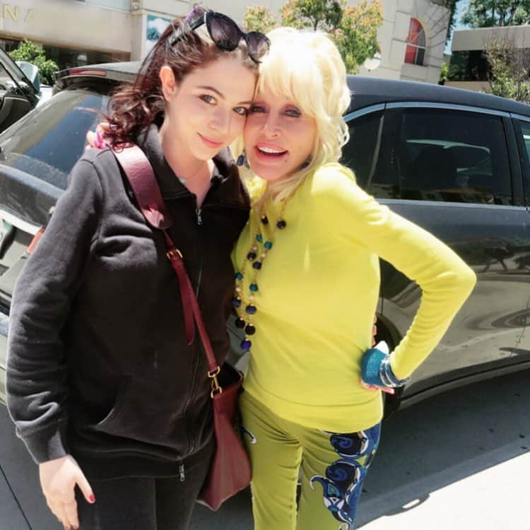 ミシェル・トラクテンバーグさんのインスタグラム写真 - (ミシェル・トラクテンバーグInstagram)「Happy memories: I met @dollyparton. I was at a makeup store that professionals use, and I turned the isle. And there she was. Were we both buying fake lashes and glitter makeup?! Did I start humming 9 to 5?! Did I say to her, the higher the hair the closer to God?! I don't remember because I met a legend and that was so wild for the little girl who came from nothing and worked her way here.... For feel good Friday, watch Dolly's documentary. It's a beautiful story. And we are obviously best friends (in my mind) cuz I too have never met a rhinestone I didn't like but I wished I was wearing sparkly heels and not sneakers 😹✨💛 #throwback #dolly #grateful」10月24日 9時44分 - michelletrachtenberg