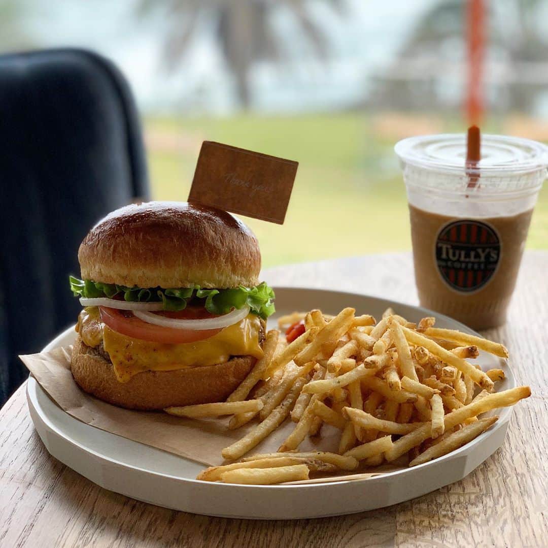 のインスタグラム：「先日のお仕事先にて。 お昼休憩に家族と食べた ハンバーガーセットに ベジトマトヌードル  100%ビーフパテを 鉄板で焼いたバンズで挟んだ ボリューム満点の肉々しいハンバーガーは夫とシェア。 パルメザンチーズトッピングのベジトマヌードルは、チーズと麺好きの次男にはたまらなかったよう。赤いスープをしっかりと洋服に飛ばして完食してました😂」