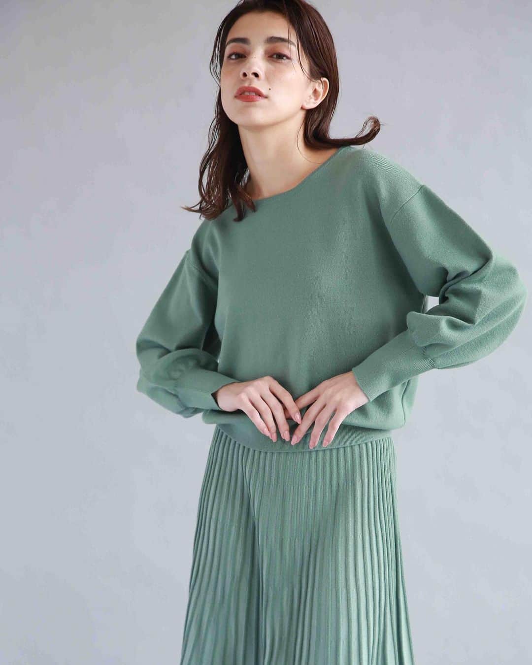 cdec_official Aesthetic Senseのインスタグラム：「. 2020 WINTER NEW ITEM . . 大人っぽい女らしさとこなれ感が手に入るこの冬大人気のニットアップ。 体につかず離れずの美しいラインと優しい着心地でデイリーに重宝します。トレンドのスモーキーグリーンは、単品でもコーデの幅が広く着回し力が絶大です。 . . .  #クードシャンス #2020秋冬 #WINTER #冬コーデ  #WINTERFASHON #トレンド #華やかコーデ　#カジュアルコーデ  #細見え #着回しコーデ  #着回し #大人カジュアル #休日コーデ #ファッション  #大人コーデ  #大人コーディネート #今日のコーディネート #今日のコーデ #お洒落さんと繋がりたい #ファッション好きな人と繋がりたい #大人女子 #大人女子コーデ #リモートワーク#おしゃれコーデ#リラックスコーデ#ニットアップ #ニット #ニットコーデ #ニットワンピース #ニットセットアップ」