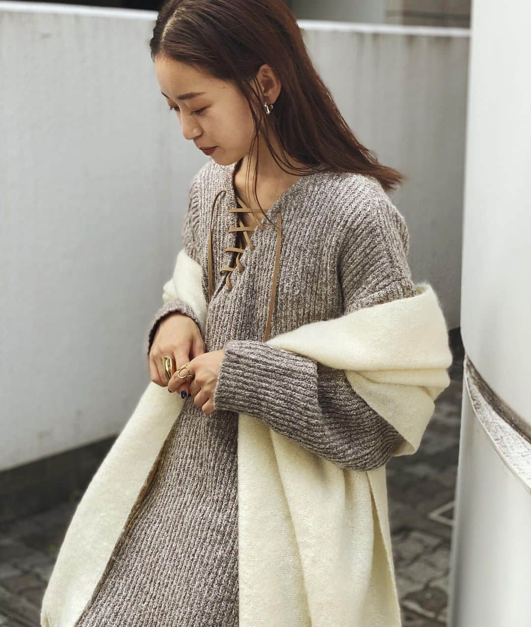 のインスタグラム：「. これも肌触り気持ちよくて すっごいオススメのニット❤️ 前後どっちでも着れるんだ◎ (男性ウケよさそう😏) . #レースアップルーズニット . ストールとともに合わせてもらいたい♡🧣 . . @ungrid_official @ungrid_staffsnap @eri_koyama_ #153cmコーデ」