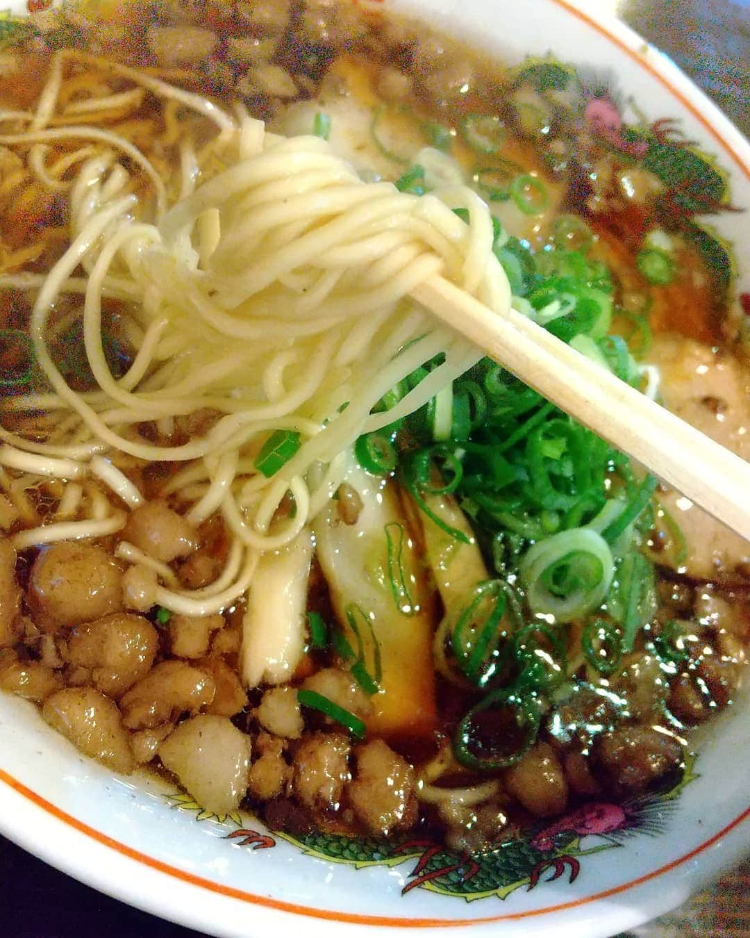 おぎたともこさんのインスタグラム写真 - (おぎたともこInstagram)「尾道ラーメン食べた( °∀° )  しょうゆ豚骨の広島ラーメンとは違って、醤油ベースで透き通っとる！  スープの味が複雑な様でまとまっとって、まろやかーで、背脂が浮いとってコクもあって、、、なんかよく分からんけどすき  おいしんよ  #このみ #おぎたともこ #広島グルメ #尾道ラーメン #暁」10月24日 9時51分 - konomiogitatomoko