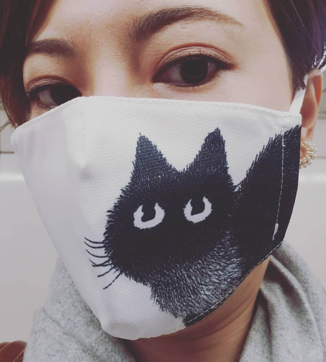 梅田陽子さんのインスタグラム写真 - (梅田陽子Instagram)「猫マスク🤣可愛くてお気に入り。 外国人の方がニヤッとウィンクしてくれたのはこの猫🐱さんのおかげかな。  #猫#cat#実は猫を飼ったことがありません#動物好き#ペット#家族#今は亀がいます」10月24日 9時52分 - yokoumeda