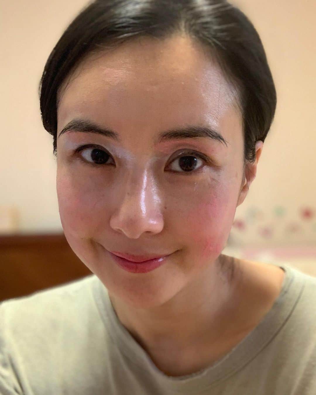 チェ・ジョンユンのインスタグラム：「#메이크업#제니하우스#화주부원장님 긴장좀하셔야겠어요 앞으론 지우가 하겠대요」
