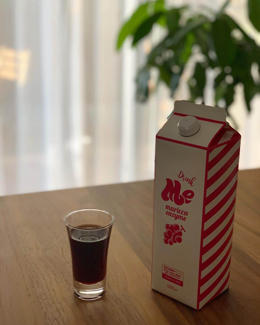 亀恭子のインスタグラム：「朝の一杯。  @maricca.apothecary.official  maricca enzyme MEの 酵素ドリンク  季節の変わり目の体調管理とお肌管理。 腸内環境を正しく整えることを意識して愛飲してます。  最近しみじみ思うことは、 美容と健康にかけるあれこれ（時間）は裏切らないなと。  コツコツと丁寧に続けてます。  #maricca #mariccaenzyme #酵素ドリンク #75種類の発酵エキス #❤︎」