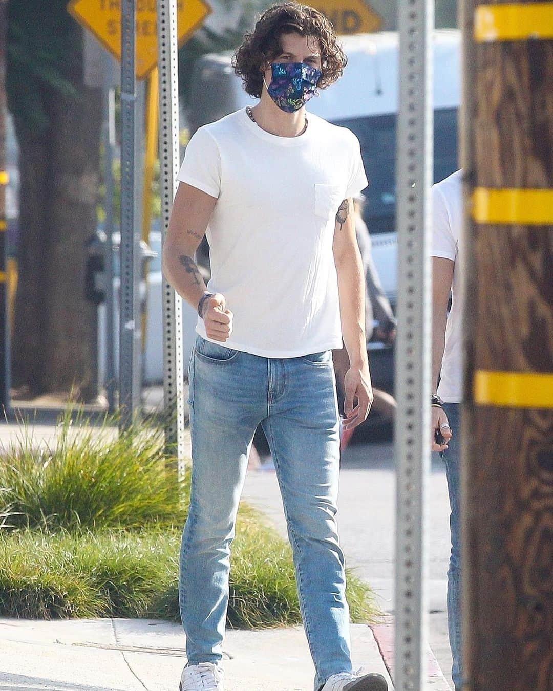 Just Jaredさんのインスタグラム写真 - (Just JaredInstagram)「@shawnmendes and his tour manager @cezdarke were matching in white tees and jeans while stepping out together on Friday afternoon in L.A. #ShawnMendes #CezDarke Photos: Backgrid」10月24日 9時56分 - justjared