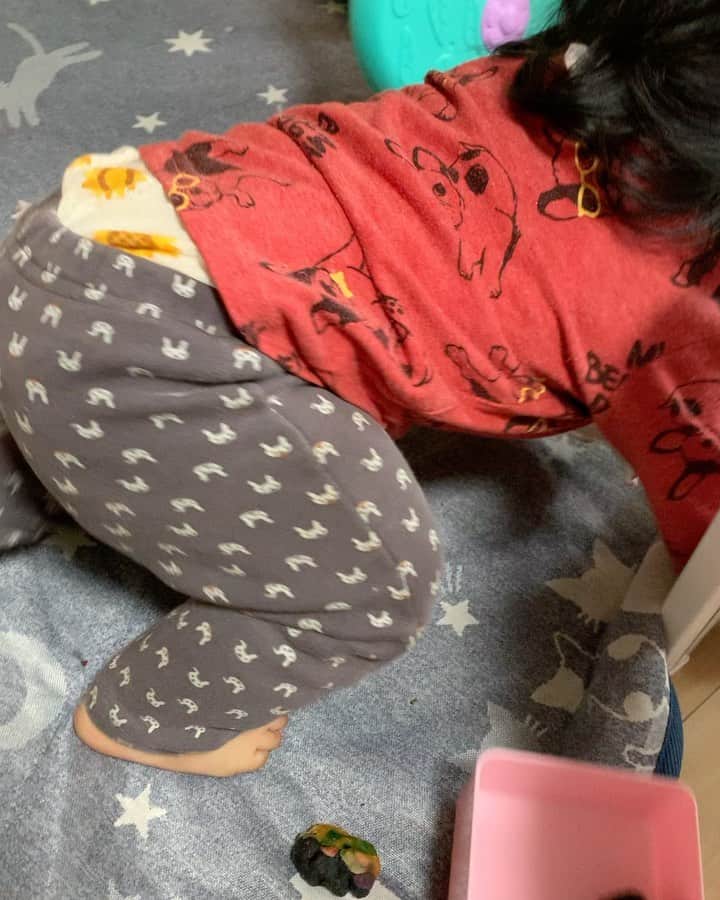 のインスタグラム：「最近は早寝早起！！！一日が長い💦💦長女は全くお昼寝しなくなったし❗️ 次女も朝寝しないし❗️ でも夜中起きないで二人とも寝てくれるので、いいリズムになっているかも^ ^ 粘土も食べなくなったから、目を離しても少し安心に😌 でもボロボロにするから掃除か大変🤣 #11ヶ月 #2歳8ヶ月 #おうち時間 #粘土」