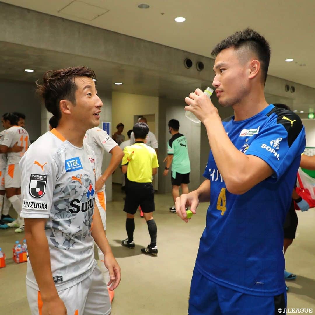 のインスタグラム：「. 昨シーズン同じクラブでプレーしていた﻿ #後藤優介 選手と #島川俊郎 選手﻿😊✨﻿ ﻿ 2人はどんな会話をしていたのでしょうか❓🤔﻿ ﻿ #Ｊリーグ﻿ #jleague﻿ ﻿ #清水エスパルス #spulse #🧡 #大分トリニータ #trinita #🐢 #笑顔 #ニコニコ ﻿ #スマイル #smile #😊﻿ #おしゃべり #talk #🗣﻿ #オフショット #offshoot﻿ #サッカー #soccer﻿ #football #⚽️」