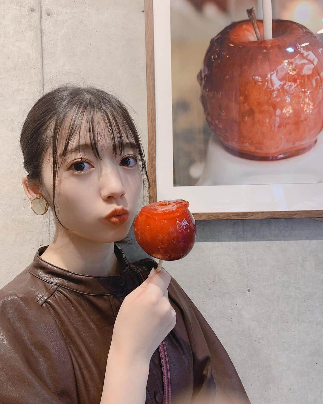 山岸理子さんのインスタグラム写真 - (山岸理子Instagram)「*🍎🍏 お散歩してたら出会ったりんご飴♡ すんごく美味しかったからまた行く👭 外のﾊﾟﾘｯと、中のｼｬｷｯが、サイコーー 他にも色んな種類あったよーー！😋  ・ ・ ・ ・ #tsubaki_factory #つばきファクトリー #山岸理子 #candyapple #キャンディアップル  #りんご飴 #りんご飴専門店 #カットりんご #かと思いきや #まあるいりんご #食べた 笑 #プレーン #にしてみたよ #東京グルメ #代官山 #代官山カフェ #お散歩  #スイーツ」10月24日 10時04分 - riko_yamagishi.official