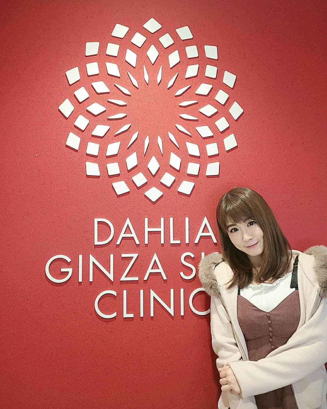のインスタグラム：「ダリア銀座クリニック﻿﻿ @dahliagsc @active.artmake にて眉毛のアートメイク２回目の施術をして頂いてきました💡﻿﻿ ﻿﻿ ﻿﻿ 前回アートメイクをして頂いて本当に本当に感動しました‼️﻿ 素っぴんでも眉毛がしっかりあるし、朝のお化粧の時間が短くなったので他の事に時間を回せます。﻿ ﻿ そしてそして担当の山口さんのセンスが本当に素晴らしくて眉毛難民だったボサボサの眉毛を綺麗にデザインしてくださいました✨﻿ お綺麗でお肌もお綺麗で口調もすごく優しくて一つ一つの動作がとても丁寧で声かけもしてくださるので施術の間も怖くなく癒されてます😌﻿ やっぱりデザインが上手く行かないと、濃すぎたりすると、ん？って違和感のある眉毛になってしまったりするので山口さんには本当に感謝です💓﻿ ﻿ ２回目は痛く感じる方が多いみたいなのですが私は大丈夫でした🎵﻿ 痛みが弱い方は麻酔も追加してもらえるので大丈夫だと思います😃﻿ ﻿ ﻿ 汗をかいても長い時間メイク直しをしなくても素っぴんでもお風呂上がりでも綺麗な眉毛‼️﻿ 本当に感謝です😌﻿ ﻿ 本日もありがとうございました✨﻿ またよろしくお願い致します🙇‍♀️﻿ ﻿﻿ ﻿﻿ クリニックさんは新橋駅からすぐです✨ 〒105-0004 東京都港区新橋１丁目５−５ Ⅱ4階 グランベル銀座ビル  ﻿ ﻿﻿ ﻿﻿ #DAHLIAGINZASINCLINIC﻿﻿ #ダリア銀座スキンクリニック﻿﻿ #ダリアクリニック﻿﻿ #ダリア銀座　﻿﻿ #ダリア美肌﻿﻿ #銀座#新橋﻿﻿ #アートメイク#artmake#メーク#pmu#おしゃれな人と繋がりたい#dahliagsc#眉アート#眉毛﻿﻿ #スキンケア　#美容皮膚科﻿﻿ #ヘアラインアートメイク﻿﻿ #アイライン﻿﻿ #アイラインアートメイク﻿﻿ #美容好きな人と繋がりたい﻿﻿ #ヘアライン﻿」