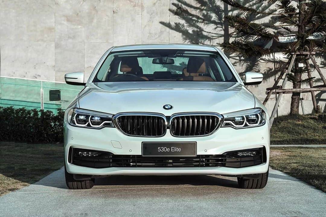 BMW Thailandさんのインスタグラム写真 - (BMW ThailandInstagram)「BMW 5 Series โฉบเฉี่ยวด้วยดีไซน์แห่งผู้นำ อัจฉริยะด้วยเทคโนโลยีรอบคันที่พร้อมตอบโจทย์ทุกรูปแบบของการใช้ชีวิต สามารถพาคุณไปยังจุดหมายที่ต้องการได้เสมอ  สอบถามข้อมูลเพิ่มเติมได้ที่ - BMW Contact Center : 1397 - Line : @BMWLeasing : https://lin.ee/e8LSXa4 - ข้อมูลเพิ่มเติมคลิก : https://bit.ly/2CaT1B1 - จองผ่านช่องทางออนไลน์ : https://bit.ly/3basKyA  #BMW #BMWTH #THE5 #BMWXpo2020 #BMWPowerofchoice #PowerofInnovation」10月24日 10時11分 - bmwthailand