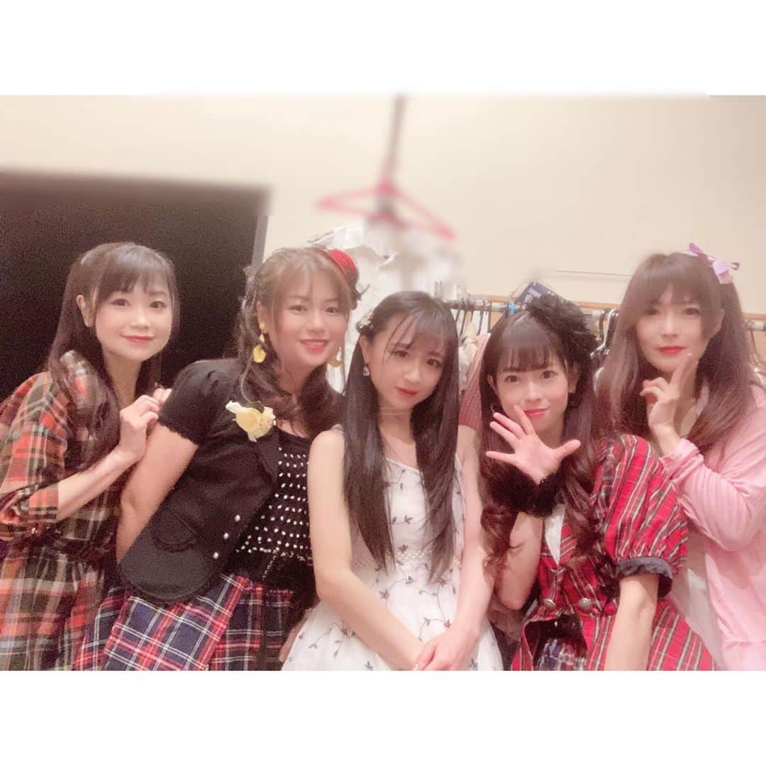 水野愛日さんのインスタグラム写真 - (水野愛日Instagram)「ライブ｢Merry Go Round vol.4｣  こちらも無事に終演いたしました！  4月の開催予定から、延期になる事2回……  春からあたため、季節にあわせ少し変えた、セットリストを やっと皆さんと楽しめて本当に良かったです！  無声援ライブ！！ すごく不思議な空間でしたが  その分拍手がとてもありがたく、  うなずいて下さったり、手を振って下さったり……  マスク越しの笑顔がみえるようで、  今まで送って貰ってた声援にどれだけ助けられていたか 実感できるライブとなりました！！！  本当に本当にありがとうございました！  今回は、今までみたいにひとみんちで全員集まってのリハーサルは出来ず、｢ぶっつけ本番！！｣みたいなシーンもあらざるを得なかったのですが……  さすがはこのメンバー！！ ベテランアイドルたち(ง˶ •̀ ̬•́˶)ง♡  安心して、楽しめました！！ 私は頼って、甘えてばかりでしたが本当に頼もしかったなぁ♡  感謝です！！  #森下純菜 #中川雅子 #秋野ひとみ #久保亜沙香 #メリーゴーランド #大人アイドル #大人アイドルライブ #渋谷 #テイクオフセブン #渋谷テイクオフセブン #水野愛日 #美魔女 #アイドル衣装 #アイドルライブ #ありがとう」10月24日 10時24分 - mizunomanabi