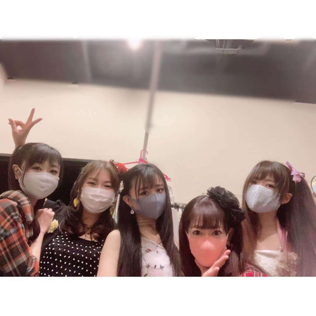 水野愛日さんのインスタグラム写真 - (水野愛日Instagram)「ライブ｢Merry Go Round vol.4｣  こちらも無事に終演いたしました！  4月の開催予定から、延期になる事2回……  春からあたため、季節にあわせ少し変えた、セットリストを やっと皆さんと楽しめて本当に良かったです！  無声援ライブ！！ すごく不思議な空間でしたが  その分拍手がとてもありがたく、  うなずいて下さったり、手を振って下さったり……  マスク越しの笑顔がみえるようで、  今まで送って貰ってた声援にどれだけ助けられていたか 実感できるライブとなりました！！！  本当に本当にありがとうございました！  今回は、今までみたいにひとみんちで全員集まってのリハーサルは出来ず、｢ぶっつけ本番！！｣みたいなシーンもあらざるを得なかったのですが……  さすがはこのメンバー！！ ベテランアイドルたち(ง˶ •̀ ̬•́˶)ง♡  安心して、楽しめました！！ 私は頼って、甘えてばかりでしたが本当に頼もしかったなぁ♡  感謝です！！  #森下純菜 #中川雅子 #秋野ひとみ #久保亜沙香 #メリーゴーランド #大人アイドル #大人アイドルライブ #渋谷 #テイクオフセブン #渋谷テイクオフセブン #水野愛日 #美魔女 #アイドル衣装 #アイドルライブ #ありがとう」10月24日 10時24分 - mizunomanabi