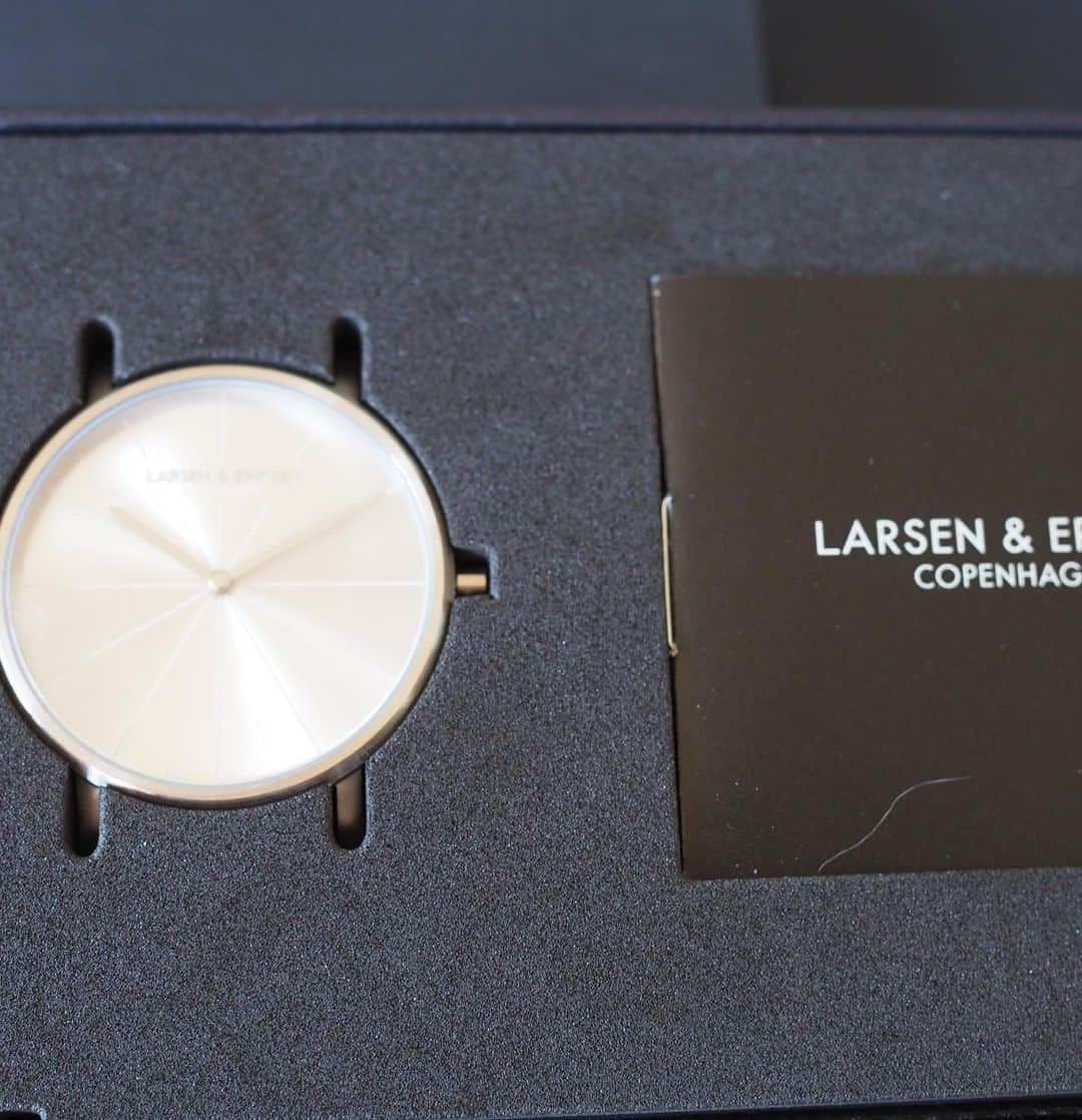 shigureさんのインスタグラム写真 - (shigureInstagram)「. #PR 北欧コペンハーゲンでデザインされた素敵な時計 #LERSEN&ERIKSEN のモニターをさせていただきました こちらは、 コペンハーゲンを象徴する「自転車」をイメージして作られた「ABSALON」  時代性と北欧の伝統的な繊細をミックスしたデザインが特徴の腕時計です。時計のデザインは一貫して、コペンハーゲンにある小さなアトリエで行い、スイス製のムーブメントを使用するなど、素材にもデザインにもこだわってるそうです⌚ .  ※10%offクーポンコード shiguji （ご使用で10パーセントオフ） @larseneriksen_jp.  〇LARSEN & ERIKSEN公式オンラインストアで9/18(金)より発売開始。  〇<B:MING by BEAMS>5店舗(ららぽーとTOKYO-BAY店/横浜ポルタ店/SAKURA MACHI 熊本店/新静岡セノバ店/ルクア イーレ店)、<B:MING by BEAMS>公式オンラインストアで発売中です お近くの方は覗いてみてください💕 .  #ラーセンアンドエリクセン #larsenanderiksen  #larseneriksen  #腕時計  #時計  #手元俱楽部  #北欧   #デンマーク発  .  #みんなに届け元気玉 #ねこは人を笑顔にする #無敵の親バカ同盟 #InstagramJapan #IGersjp #ねこ部 #関西ねこ部 #catsofInstagram #ふわもこ部 #mofmo #peppyフォト部 #みんねこ #peco #pecon #nyancon01 #ペコねこ部 #2020は猫年 #sippo #sippoストーリー」10月24日 10時25分 - shigureamanehaha