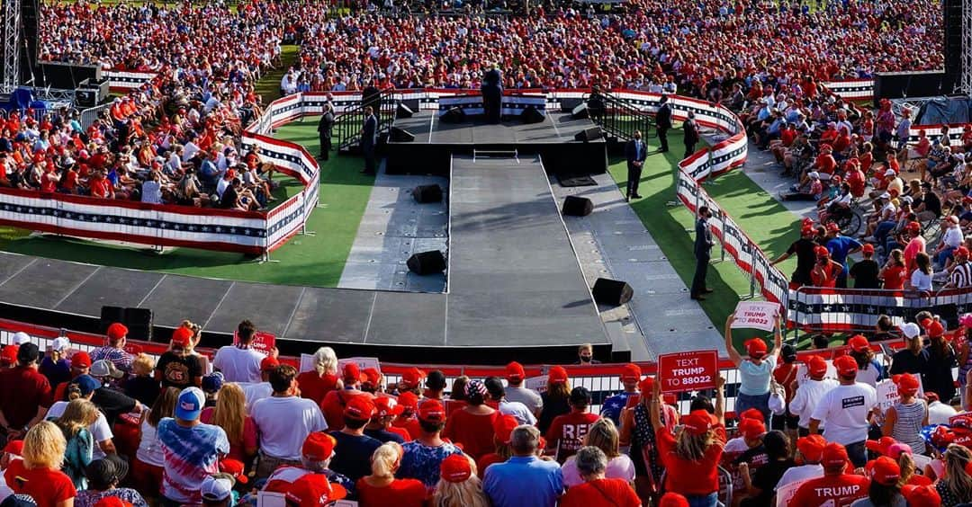 ドナルド・トランプさんのインスタグラム写真 - (ドナルド・トランプInstagram)「THANK YOU TO EVERYONE IN THE VILLAGES, FLORIDA! VOTE!! #MAGA」10月24日 10時17分 - realdonaldtrump