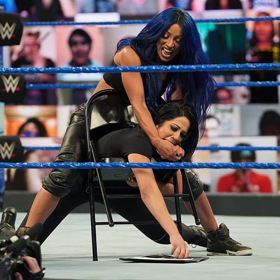 WWEさんのインスタグラム写真 - (WWEInstagram)「@sashabankswwe did what she had to do and @itsmebayley has signed the contract for #HIAC! #SmackDown」10月24日 10時21分 - wwe