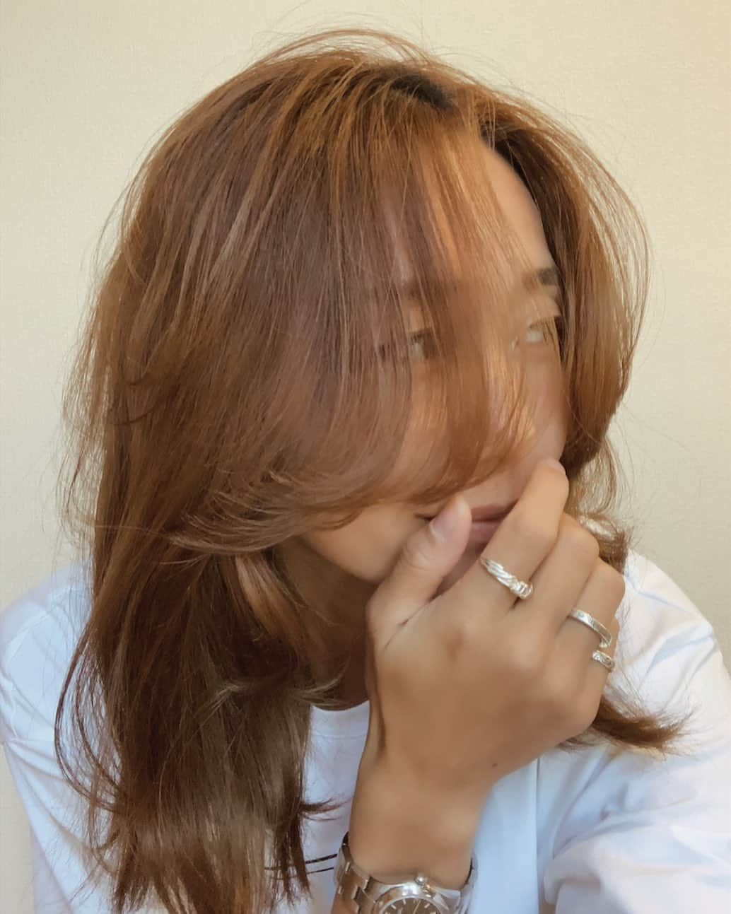 Erikaさんのインスタグラム写真 - (ErikaInstagram)「前髪#セルフカット 成功して、 喜んでる🙆‍♀️  迷ってた、ヘアスタイル。  後ろの髪もバッサリ切らなくて良かったᜊﬞﬞ   少し後ろはレイヤーを入れて、毛先整えました。  レイヤー入れたのいつぶり💇‍♀️ というか、カットが久しぶり。 ↑さすがに後ろのレイヤーは切ってもらいました‪✂︎‬ 毛先が綺麗になった💇‍♀️  そう、この前髪の毛サラサラですね、って言われて🙌🏻あたしはくせ毛のはずで…。  多分、#オイルカラー 効いてる🙆‍♀️ なので、カラーに行ってきます✋🏼 ←この写真だいぶ色が抜けてます。🙅‍♀️  #前髪カット#セルフカット#前髪#ヘアチェンジ#カット#カット動画 #美容師ママ#workingwoman #ワーキングママ#イメチェン#イメージチェンジ #イメチェンカット #ヘアスタイル#リール #月曜日#monday #hair#hairstyles #hairstyle #haircolor #haircut #30代ファッション #30代コーデ #ママヘア#アラフォーママ#ママコーデ#ママファッション#ヘアスタイルアレンジ #ヘアカラー」10月24日 10時29分 - 911erika