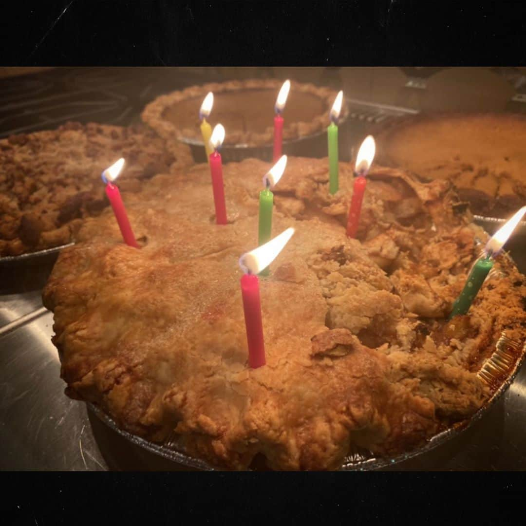 ブレイク・ライヴリーさんのインスタグラム写真 - (ブレイク・ライヴリーInstagram)「1) Who is the lost soul that selects birthday PIE. 2) What ANIMAL eats their cake (pie) without first blowing out the candles. @vancityreynolds that’s who. Happy Birthday. I honestly can’t believe we’re still married.」10月24日 10時37分 - blakelively