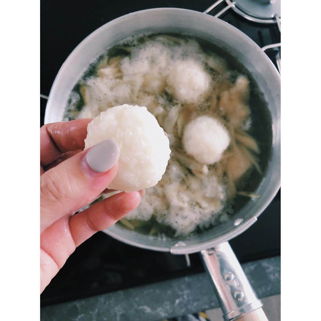 原田沙奈子さんのインスタグラム写真 - (原田沙奈子Instagram)「あさごはんはお米を潰したお団子入りお味噌汁。  お米のみを適当に潰してきつめに握ったお団子。 冷やご飯でも作りやすい🙆‍♀️  好きな具を入れたお味噌汁に入れるだけ。 今日は鶏肉とごぼう。 （動物性タンパク質入ると風味増すけどお肉入れたくなければ油揚げとか最強）  これ一杯で腹持ちよし。  白米にお味噌汁かけるのも美味しいの知ってるんだけど団子にするだけで、なんだか少し手の込んだ料理みたくなって気分も上がる。  大好きな三つ葉を乗せたら、旅館のあさごはんの気分。笑  #おうちごはん#あさごはん#サナコ_お料理」10月24日 10時40分 - sanakoharada