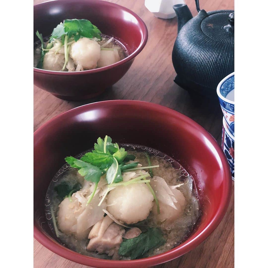 原田沙奈子さんのインスタグラム写真 - (原田沙奈子Instagram)「あさごはんはお米を潰したお団子入りお味噌汁。  お米のみを適当に潰してきつめに握ったお団子。 冷やご飯でも作りやすい🙆‍♀️  好きな具を入れたお味噌汁に入れるだけ。 今日は鶏肉とごぼう。 （動物性タンパク質入ると風味増すけどお肉入れたくなければ油揚げとか最強）  これ一杯で腹持ちよし。  白米にお味噌汁かけるのも美味しいの知ってるんだけど団子にするだけで、なんだか少し手の込んだ料理みたくなって気分も上がる。  大好きな三つ葉を乗せたら、旅館のあさごはんの気分。笑  #おうちごはん#あさごはん#サナコ_お料理」10月24日 10時40分 - sanakoharada
