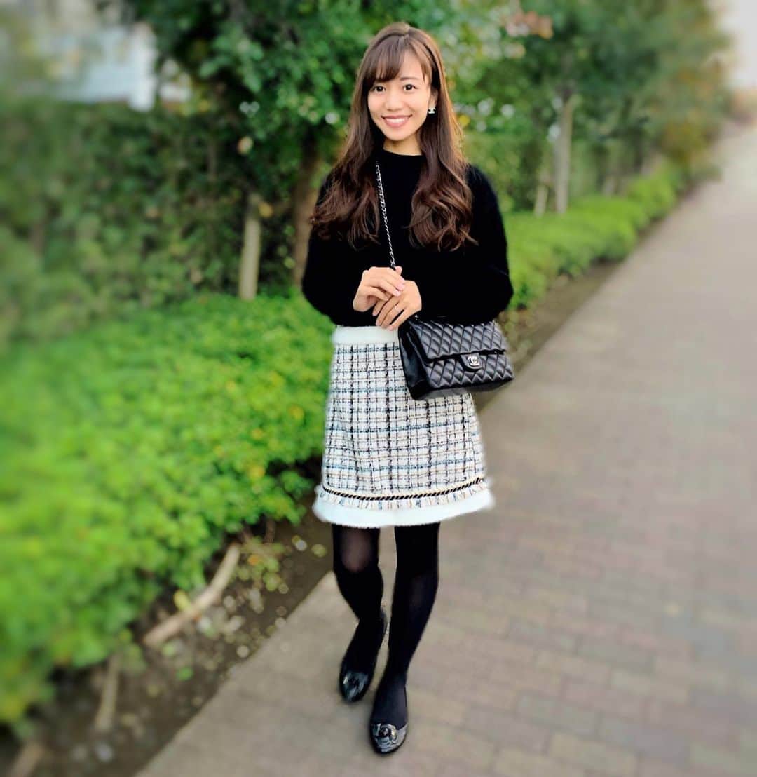 福山唯のインスタグラム：「おはようございます☀ 先程家を出たらとっても綺麗な青空でした♡♡ . . 大好きなツイードの季節🐼❤︎ coordinate tops @kuih_store  skirt @unik_2018  shoes,bag @chanelofficial  . . kuihのこのニット、ふわふわで温かくて他の色も揃えたいくらい🧶✨ . . #weekend #fashion #instafashion  #coordinate #knit #tweed #skirt #monotone #chanel #コーディネート #コーデ  #秋コーデ　#ツイード　🐼❤︎」