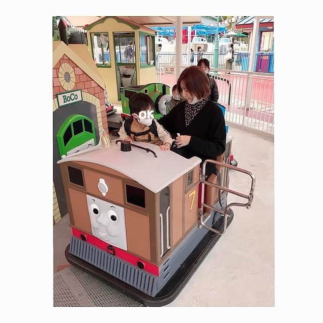 瀬奈じゅんさんのインスタグラム写真 - (瀬奈じゅんInstagram)「﻿ ﻿ 先日のトーマスランド。﻿ ﻿ 思い立って前日の夜にトーマスランド近くのホテルに宿泊し、朝一でトーマスランドに行く事に。﻿ トーマスランドに行く事は息子には内緒にしていたのですが、何かを察してテンションは高め。﻿ 寝る前に明日はトーマスランドに行くんだよと伝えると彼のテンションはMAXに。﻿ そして朝起きて開口一番「もう行く！」と笑。﻿ いやいや、まだ７時ですから！﻿ ﻿ 何とか入園時間まで落ち着かせ、いざ入園。﻿ でもはしゃぐ息子が食い付くのはマニアックキャラのトビー……ここ「トーマスランド」だぜ？笑。﻿ まぁトビーは汽車だからまだいいよ……実は一番好きなキャラは４枚目のクランキー……もはや汽車でもない……。﻿ ﻿ どこまでマニアックボーイなのでしょうか。﻿ ﻿ でもそういう所……好き笑。﻿ ﻿ ﻿ #トーマスランド　﻿ #トビー　﻿ #クランキー　﻿ #マニアックボーイ　﻿ #王道外す絶妙なセンス﻿ #出ました親バカ笑　﻿ #ホテルのお部屋から見える富士山が綺麗やった！ ﻿ #瀬奈じゅん」10月24日 10時44分 - junsena_official