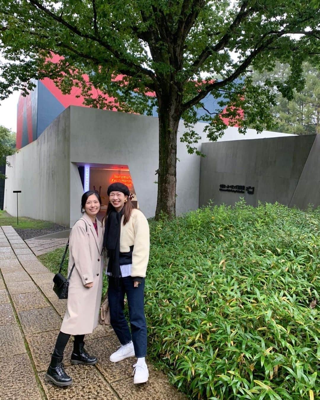 石井亜美さんのインスタグラム写真 - (石井亜美Instagram)「🚼 . 大好きな美術館になっている 山梨の小淵沢にあるキースヘリング美術館。 (今回で3回め！) . キースの色使いや、プレイフルなアートは 見ててワクワクするし、 ここの美術館は展示の仕方がオサレで好き。 (まるで画廊オーナーのようないでたちの 　妹 @miriishii も添えておきますね。←) . って先週の話をアップし終わる前にあっという間に 土曜日だー！みんなは今週末何するの？☕️ #あみしぃtrip . . #yamanashi #yamanashitrip #keithharing #fiorucci #keithharingmuseum」10月24日 10時45分 - ami_ishii_