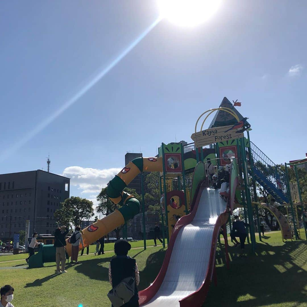 北﨑千香子のインスタグラム：「加治屋まちの杜公園 ＊ 街中にどどんと大型遊具‼️😳 ひろ〜い芝生に赤ちゃんがコケても安心して遊べる床の柔らかいゾーンまで👶砂場は白いサラサラの砂で払えばすぐ取れるしかーちゃん思いな砂でした☺️ ＊ 駐車場はすぐ隣に20台くらい？あったのだけど、さすがにオープン翌日だからか10時くらいからは満車でなかなか止められないって感じでした…🚘🅿️ ＊ 涼しくなってきたけどまだまだ昼間は日差しが強い🌞ので、我が家は朝9時から公園入りしてスムーズに駐車できましたっ🙆‍♀️ ＊ 子供らを監視👩‍🚀しながらもしっかり日除けのできるゾーンもあって、有り難しありがたし…🥺 ＊ 公園にはブラックスミスってゆーカフェが併設☕️🍂 カフェの情報は次回投稿しまーす✍️ ＊ #加治屋まちの杜公園 #鹿児島 #鹿児島ママ #市立病院跡地 #鹿児島子連れ #鹿児島おでかけ #ニュースポット #公園 #男の子ママ #女の子ママ」