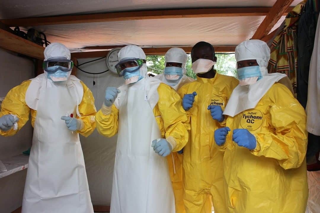 国境なき医師団さんのインスタグラム写真 - (国境なき医師団Instagram)「エボラ出血熱をくい止める！ . 彼らは、国境なき医師団（MSF）の医療チームのメンバーたち。今年6月、再びエボラ出血熱の流行が宣言されたアフリカのコンゴ民主共和国での活動に参加し、隔離施設にいる感染者の人びとの治療を担っています。 . 高リスク区域に入る際に着用する防護服は、体への負荷も大きいですが、患者さんを救うためと思えば何のその！　中には、エボラ対応の活動が3度目というベテランスタッフも。今日も皆で連携し、命を救う活動を続けています。 -------------------------------------  コンゴ民主共和国の活動は公式サイトから。プロフィールのURLリンクからどうぞ→@msf_japan .  --------------------------------------  © Franck Ngonga/MSF   #国境なき医師団 #MSF #コンゴ #エボラ #エボラ出血熱 #感染症 #医療 #医療従事者 #仲間 #ワンチーム」10月24日 11時00分 - msf_japan